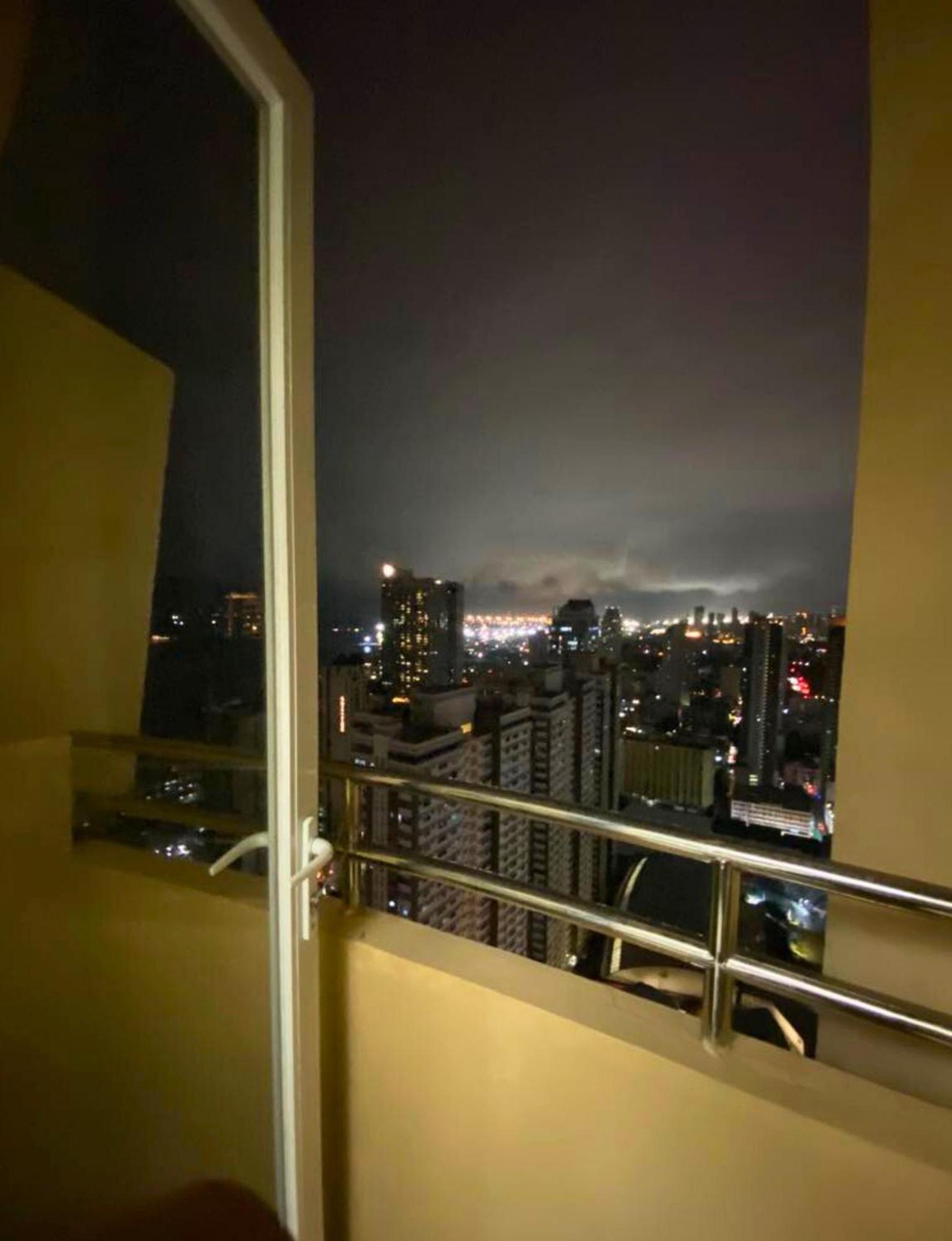 Near Us Embassy X Free Unlimited Pool, Massage & Sauna Access X Promo This Month! Explore Deluxe Studio W Balcony In Manila Perfectly Situated Near Naia Airport, Heart Of Manila Updated 2025 Price For Your Unforgettable Ultimate Staycation Experience Esterno foto